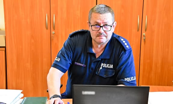 policjant siedzi przy biurku