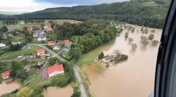 Łódzcy piloci skuteczni w ewakuacji ludności z zalanych województw