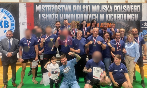 Policjanci - uczestnicy turnieju w kickboxingu podczas zawodów na sali gimnastycznej