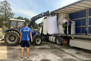 załadunek worków z nakrętkami na przyczepę ciężarówki