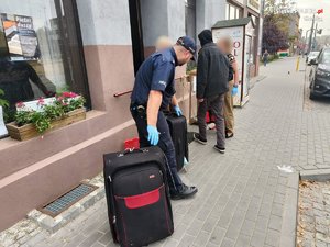 policjant i pracowniczka cywilna oraz osoba w kryzysie bezdomności przed wejściem do fundacji