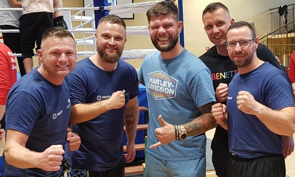 Policjanci z Oddziału Prewencji Policji w Bydgoszczy z mistrzem Świata i Europy w kickboxingu