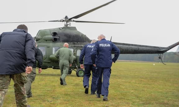 policjanci idą do śmigłowca