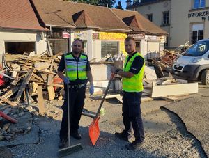 policjanci stoją przed budynkiem