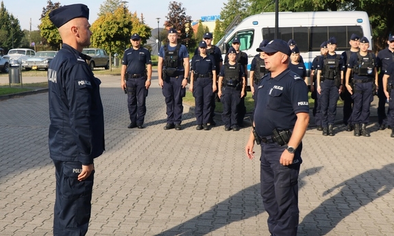 grupa policjantów