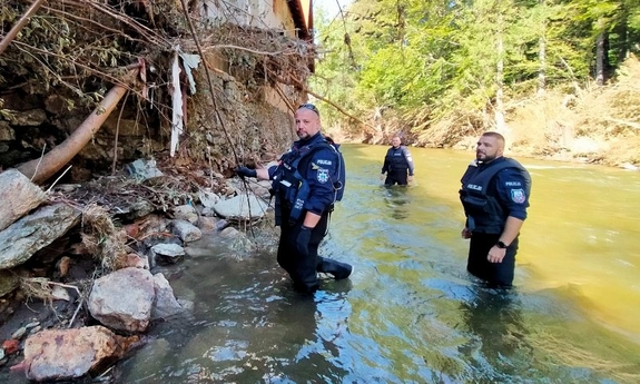 Policjanci podczas działań na terenach objętych powodzią