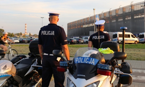 dwaj policjanci stoją przy motocyklach