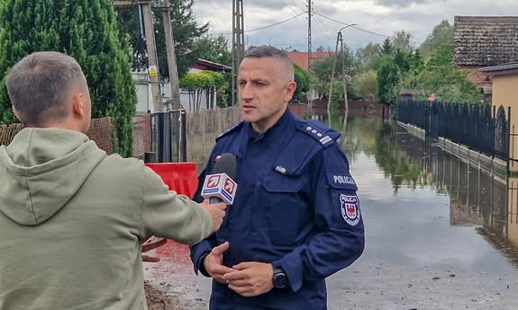 policjant wypowiada się do radia