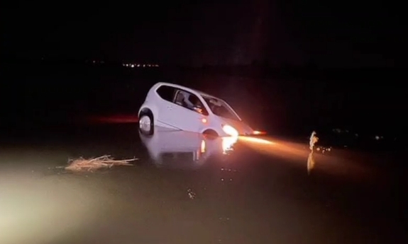 Pora nocna. Samochód na zalanym polu.