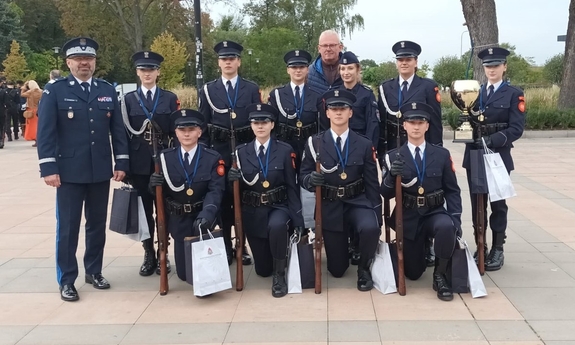 Jedna z drużyn uczestniczących w przeglądzie musztry z opiekunem i komendantem wojewódzkim Policji w Radomiu.