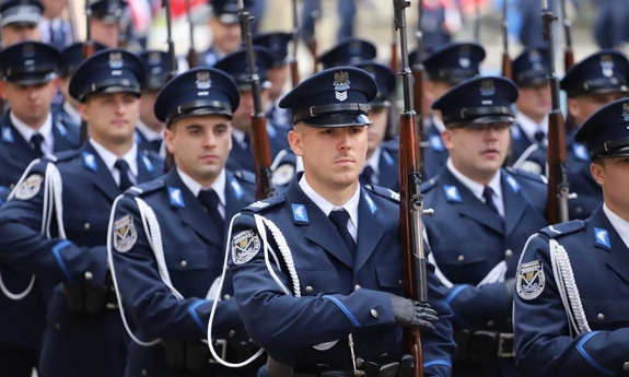 grupa policjantów w trakcie przemarszu