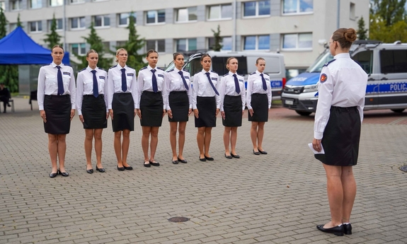 Uczennice klasy mundurowej w trakcie eliminacji wojewódzkich do I Ogólnopolskiego Przeglądu Musztry Klas Mundurowych.