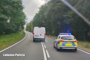 Radiowóz ściga białe dostawcze auto.