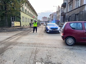 policjant kieruje ruchem.