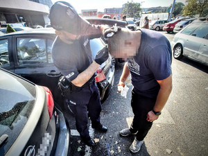 policjant opatruje głowę mężczyźnie.