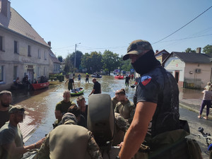 kontrterroryści transportują ludzi na łódkach.