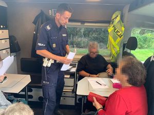 posterunek mobilny, w środku policjant pomaga kobiecie.