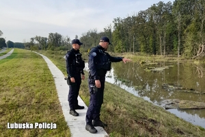 policjanci patrolują tereny nad wodą.