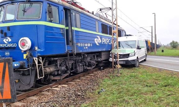 Samochód po zderzeniu z lokomotywą na przejeździe kolejowym.