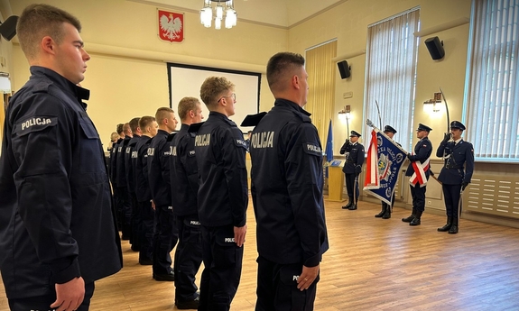 Policjanci stoją na sali podczas ślubowania.