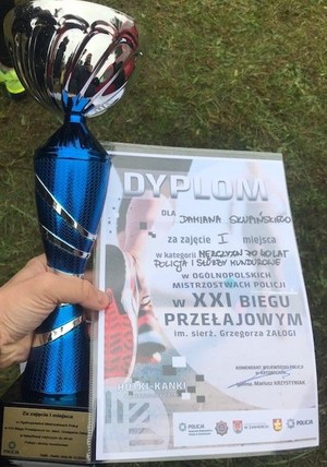 Zdjęcie dyplomu i pucharu.