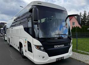 Ujęcie na autokar marki SCANIA HIGHER TOURING od zewnątrz.