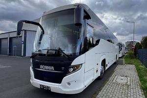 Ujęcie na autokar marki SCANIA HIGHER TOURING od zewnątrz.