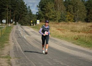 Mł. asp. Aleksandra Giedrowicz na trasie biegu.