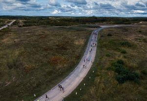 Widok z drona na biegnących zawodników.