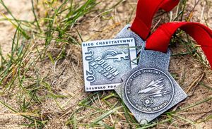 Zbliżenie na srebrny medal, który otrzymała mł. asp. Aleksandra Giedrowicz.