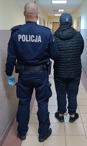 Policjant z zatrzymanym.