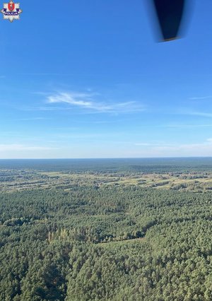 Widok z góry terenów leśnych ze śmigłowca.