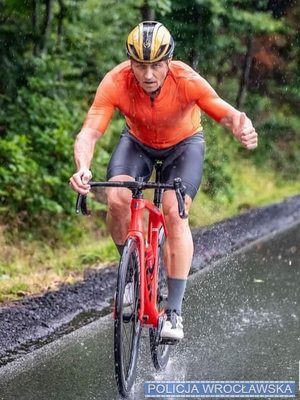 Komisarz Marek Drzała Naczelnik Wydziału Ruchu Drogowego z wrocławskiej Policji na rowerze w trakcie wyścigu.