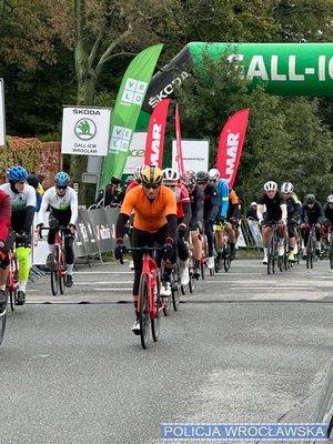 Komisarz Marek Drzała Naczelnik Wydziału Ruchu Drogowego z wrocławskiej Policji na rowerze.