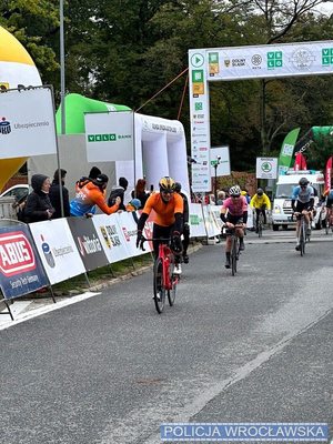 Komisarz Marek Drzała Naczelnik Wydziału Ruchu Drogowego z wrocławskiej Policji na rowerze.