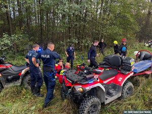 Na zdjęciu umundurowany policjanci stoją przy quadach.