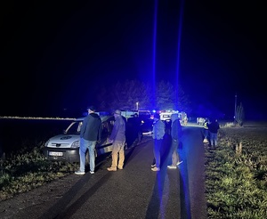 Na zdjęciu ochotnicy zaangażowani w poszukiwania 31 latka. W tle wóz strażacki i pojazd karetki pogotowia.