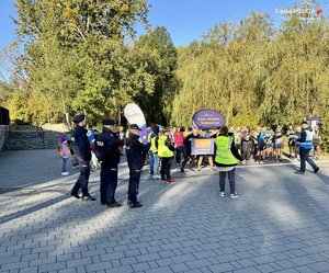 policjanci umundurowani stoją na ulicy.