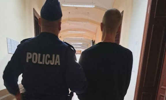 Policjant z zatrzymanym mężczyzną.