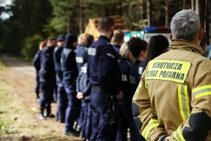 Grupa policjantów i strażak ochotnik.