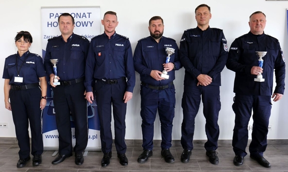 Laureaci konkursu z nagrodami i Zastępca Komendanta Wojewódzkiego Policji w Lublinie inspektor Robert Michna.
