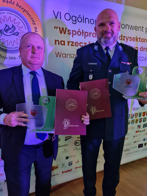 Komendant Powiatowy Policji w Zambrowie inspektor Artur Maksymiuk oraz Wicestarosta Zambrowski Pan Robert Maciej Rosiak ze statuetką „Bezpieczny Powiat Polski 2023”.