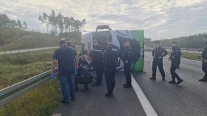 Policjanci legnickiego SPPP na drodze przy przewróconym ciągniku siodłowym.