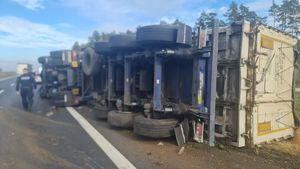 Policjanci legnickiego SPPP na drodze przy przewróconym ciągniku siodłowym.