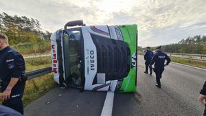 Policjanci legnickiego SPPP na drodze przy przewróconym ciągniku siodłowym.