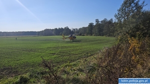 Helikopter lądujący na polu.