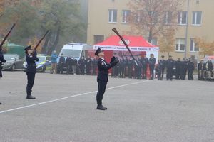 uczeń podrzuca broń w górę.