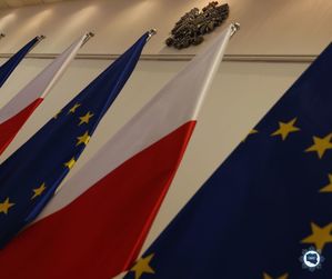 Flagi polskie i Unii Europejskiej.