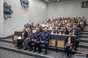 zaproszeni goście, laureaci i policjanci siedzą na sali