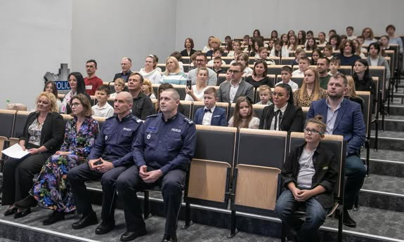 zaproszeni goście, laureaci i policjanci siedzą na sali